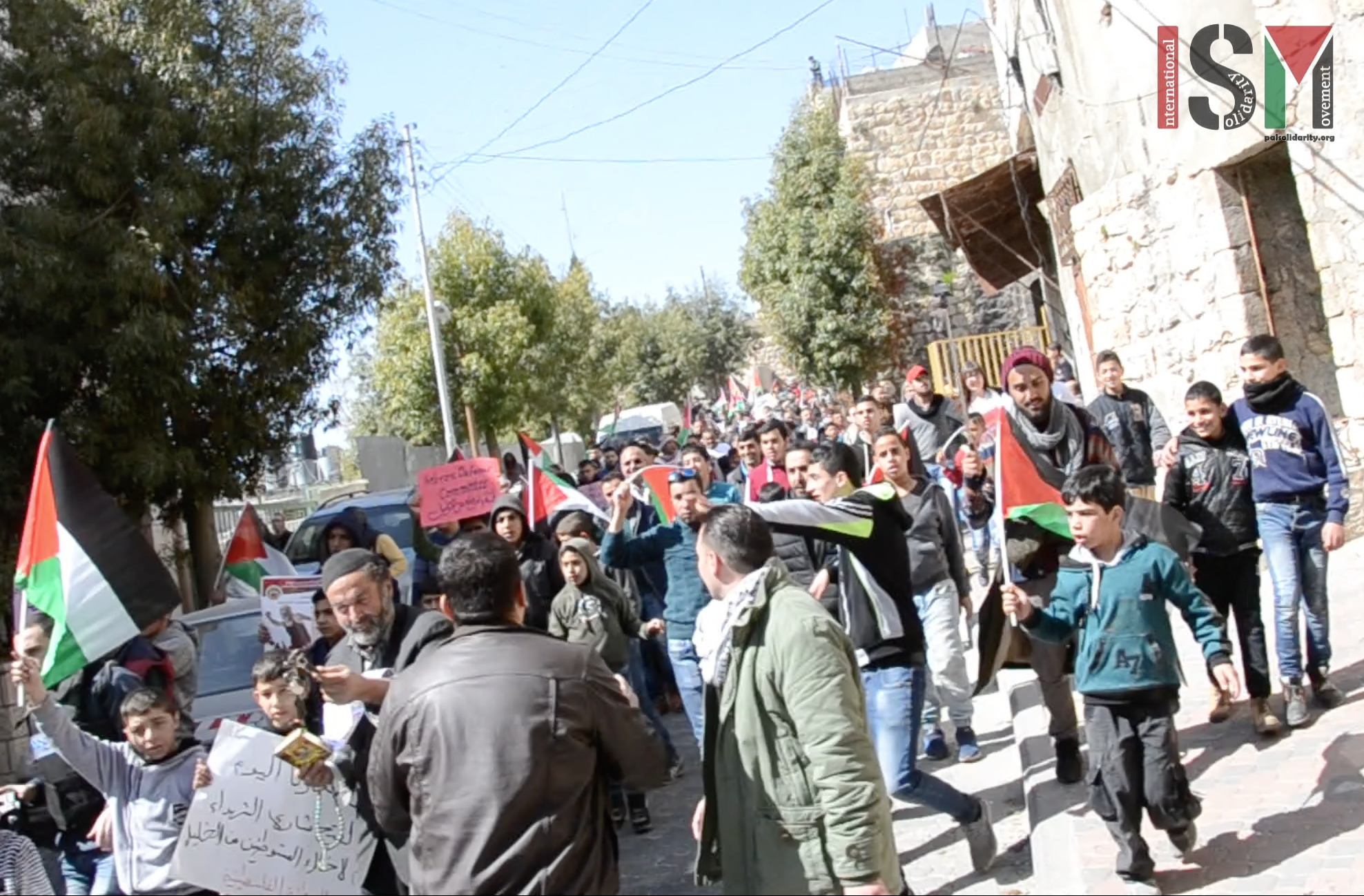 Israeli army attacks peaceful demonstration in Hebron and injures protesters : eye-witness accounts