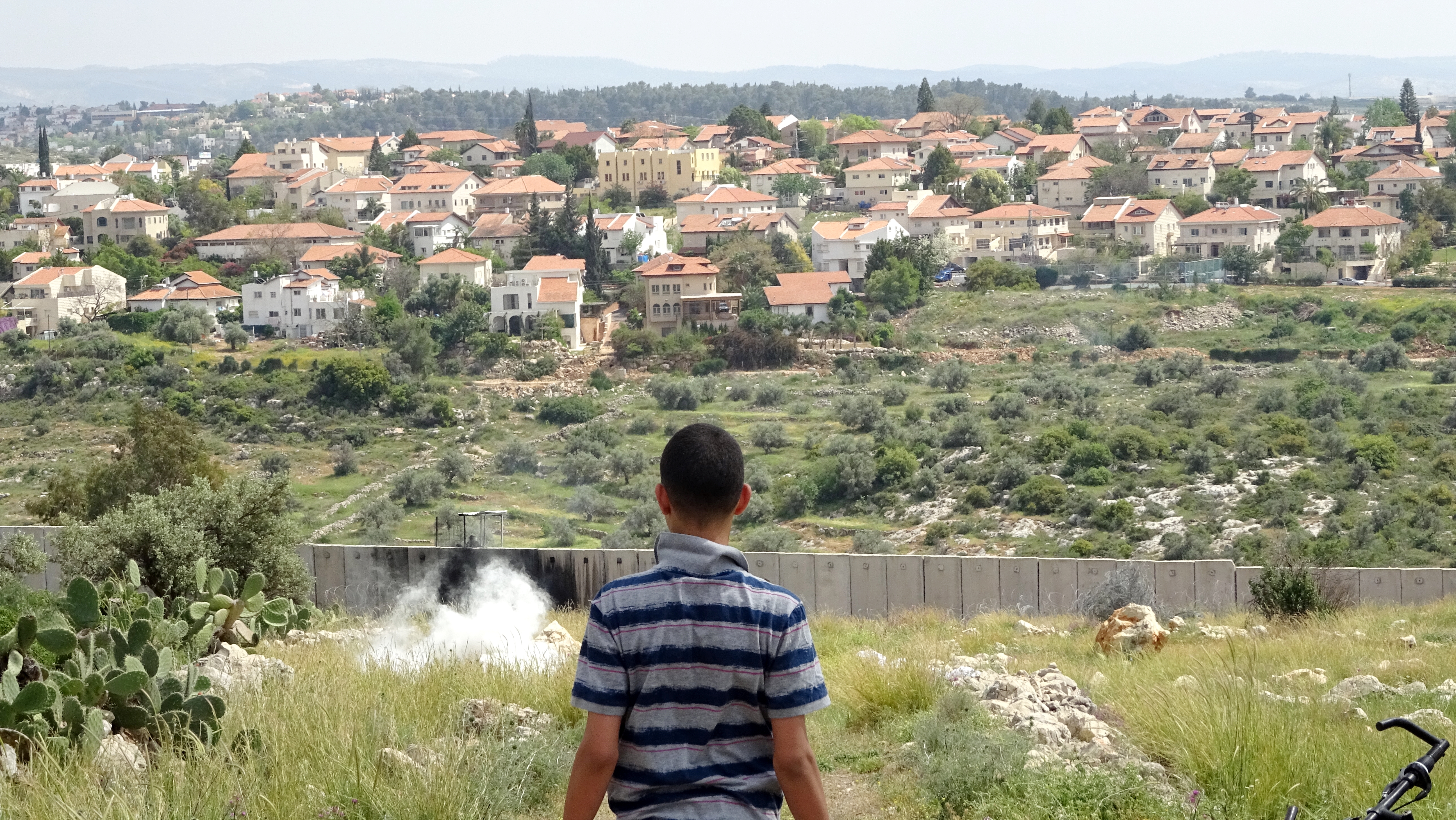 Peaceful demonstration in Ni’lin met with tear gas and rubber-coated steel bullets