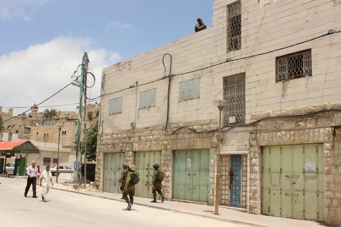 Soldiers detain 12-year old child in al-Khalil [VIDEO]