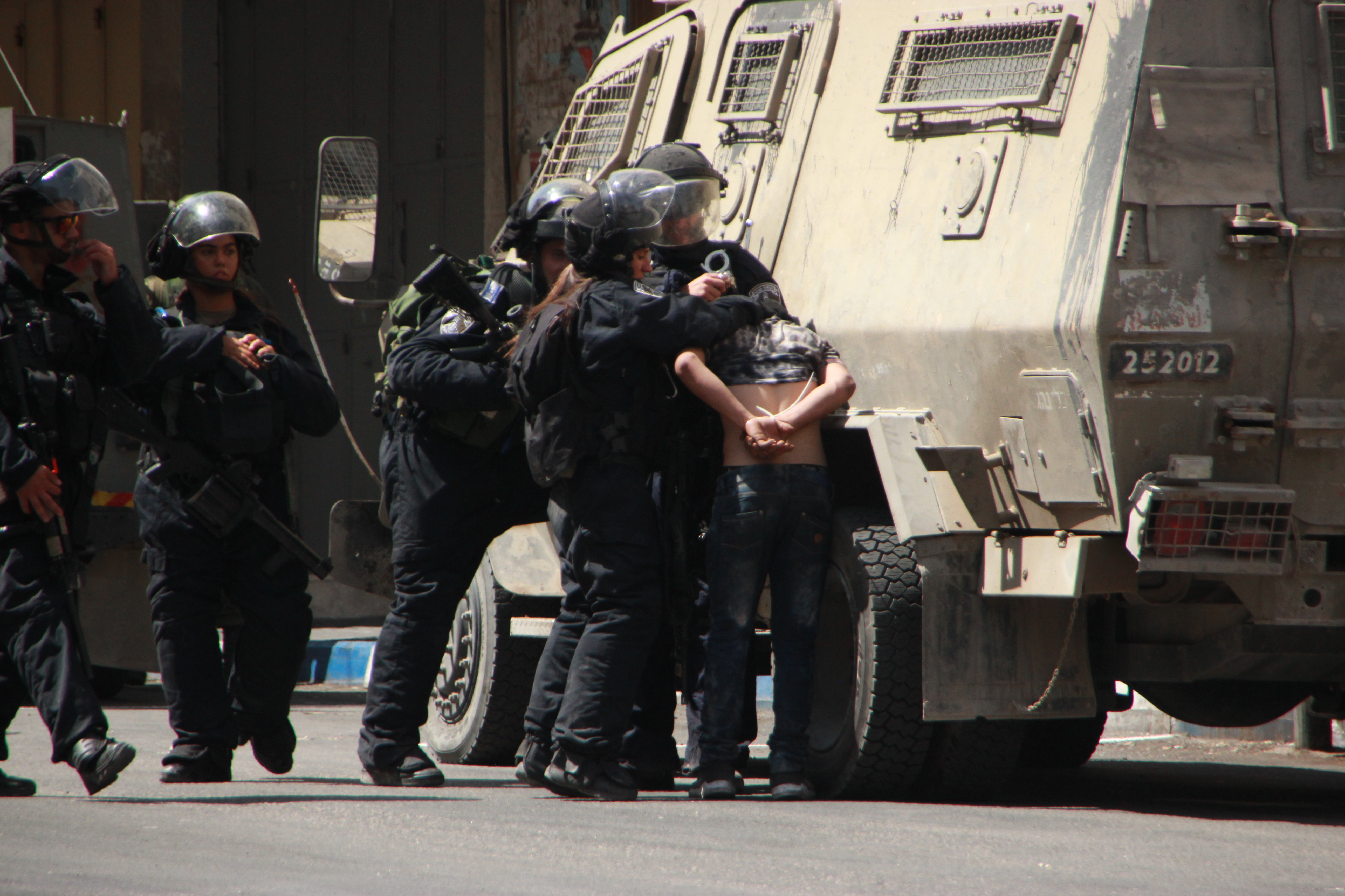 Israeli forces violently repress Al-Aqsa solidarity demonstration in al-Khalil (Hebron) [VIDEO]