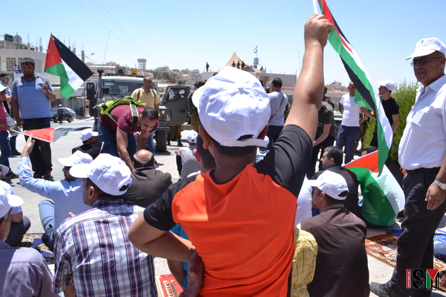 Israeli occupation forces attack peaceful sit-in demonstration in Khursa near Dura village [VIDEO]