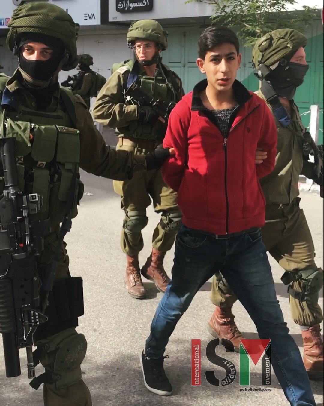 Occupation forces invade downtown al-Khalil / Hebron arresting two teens from a shop