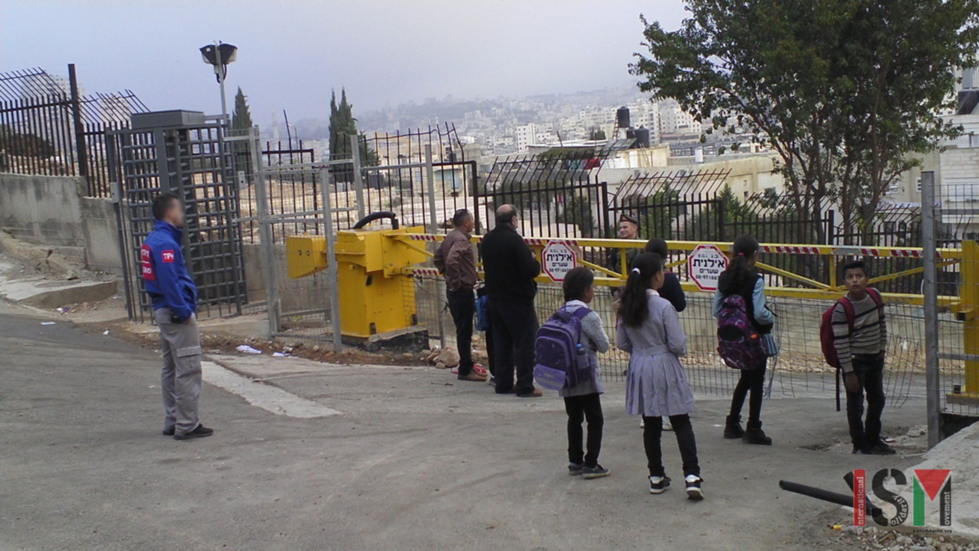 Residents and schoolchildren blocked at the Tel Rumeida checkpoint for 30 minutes