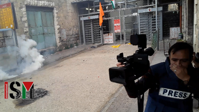 Hebron: non-violent protestors, press attacked by occupation forces