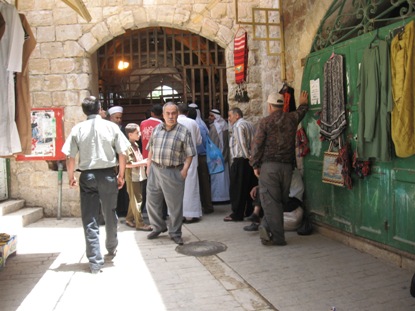 Soldiers close gate to mosque, Photo CPT